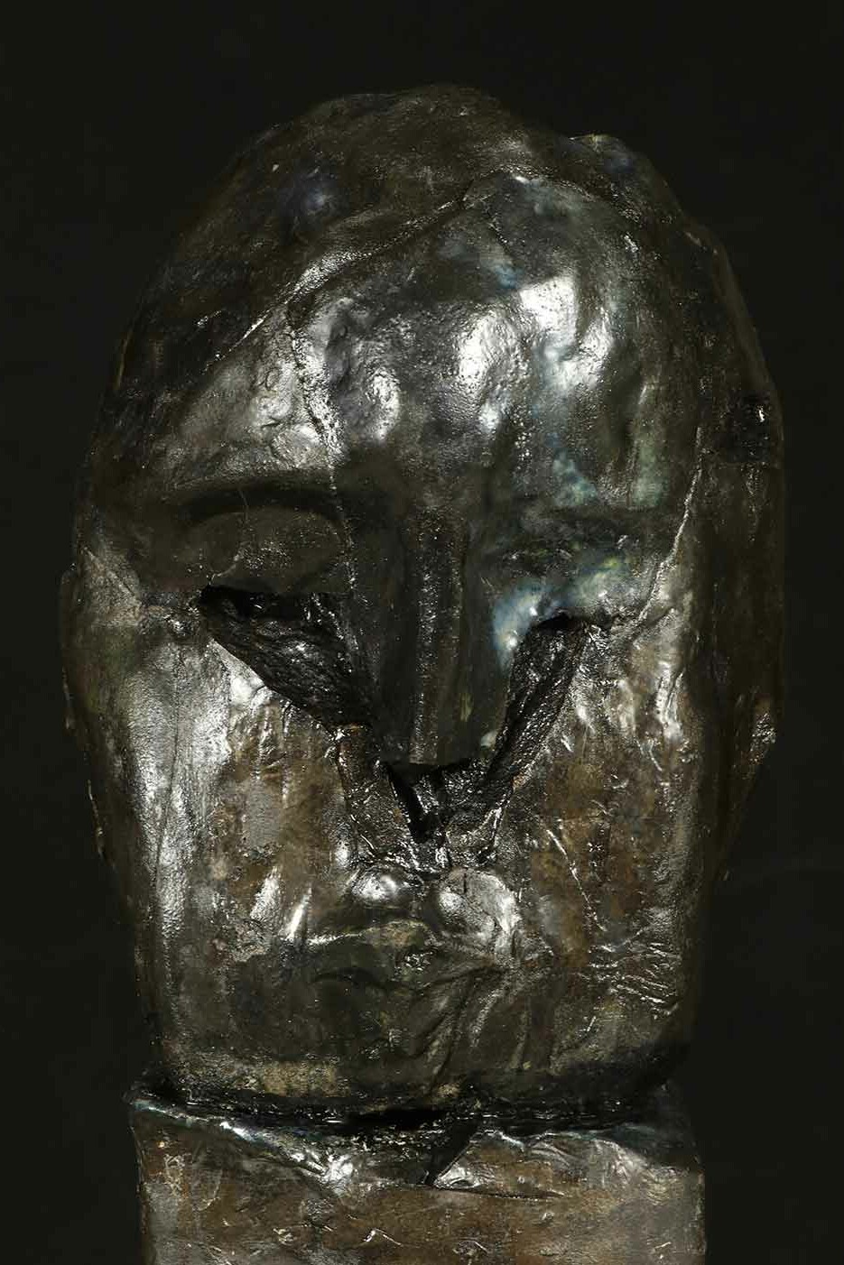 Sculpture « Tête privée de liberté » ∼ « Head deprived of liberty » (detail) // H: 46cm. // Grès, émaux (cuissons bois), résine et pigment ∼ Stoneware, glazes (wood kiln), resin and pigment // 2018/2021